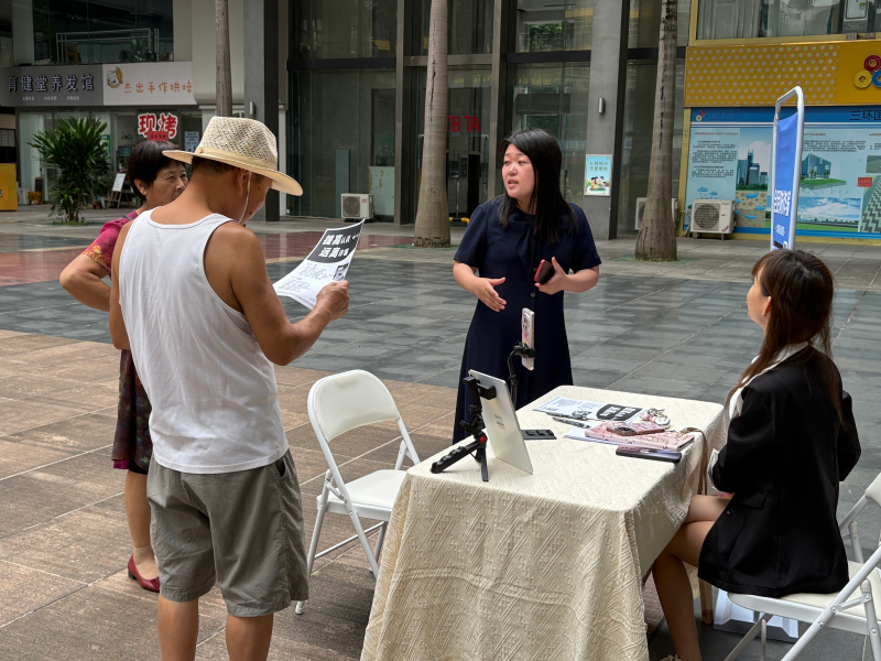 （圖：發(fā)放防詐騙宣傳資料）