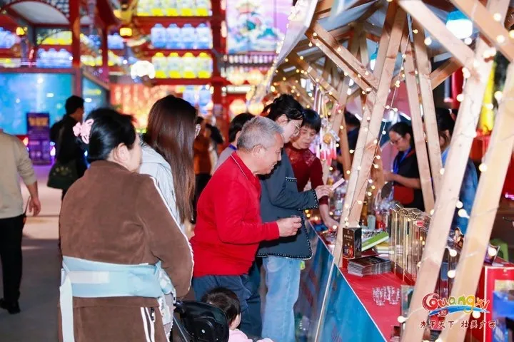 圖：村民們參展現(xiàn)場