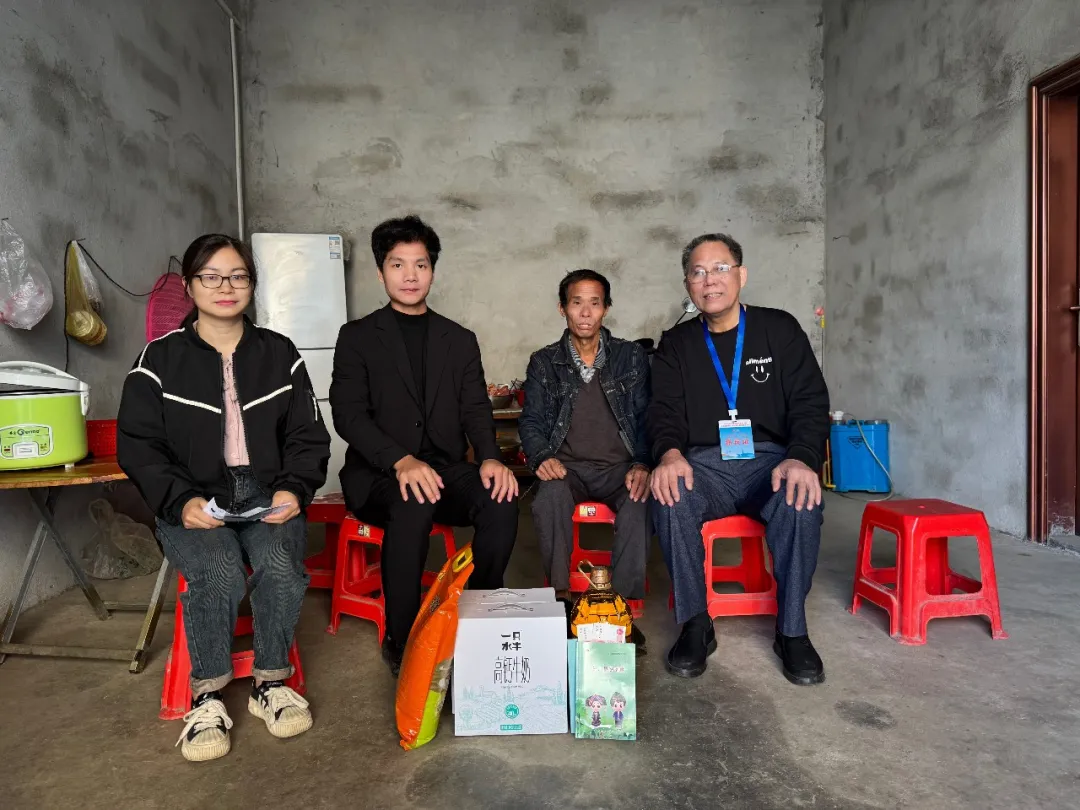 圖：何勇志律師與村民合影